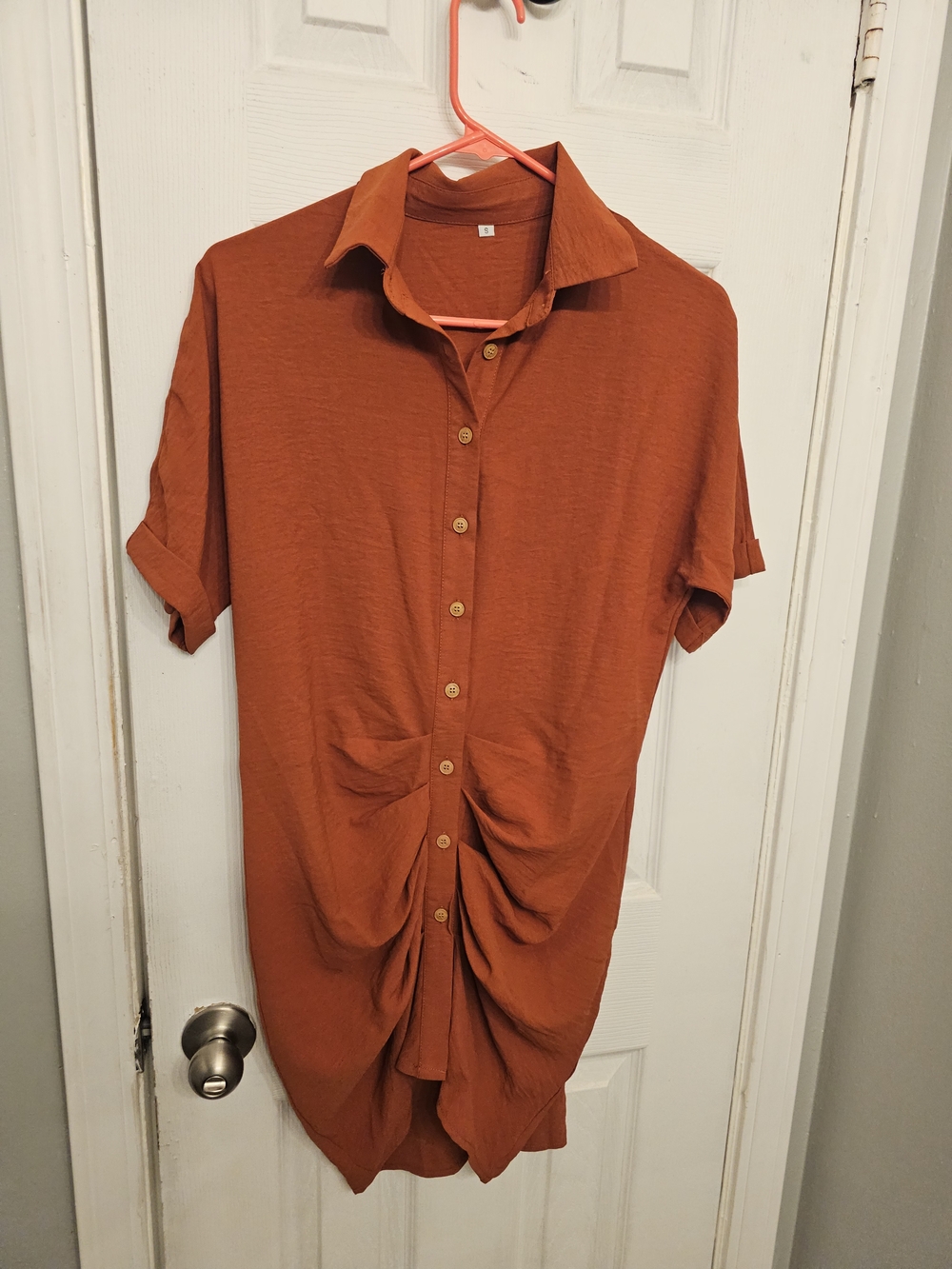 Women's Short-Sleeve Cinching Dress Shirt in Burnt Orange